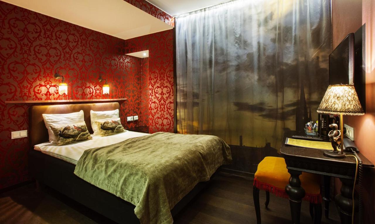 Queen Room Private Bathroom No Window